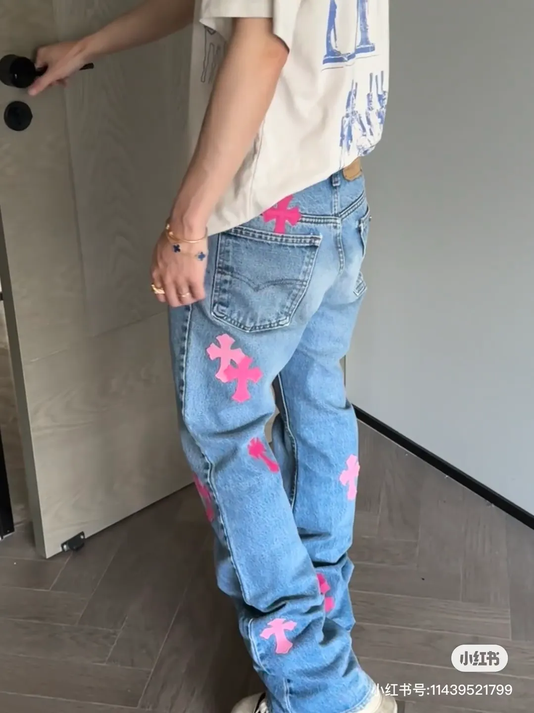 P280 Style number D: 311 Chrome Hearts washed blue and pink leather jeans Size: s-XXL (28 30 32 34 36) Color: washed blue Size reference 28 pants length 100 waist circumference 72 30 pants length 101 waist circumference 76 32 pants length 103 waist circumference 80 34 pants length 104 waist circumference 84 36 pants length 106 waist circumference 88
